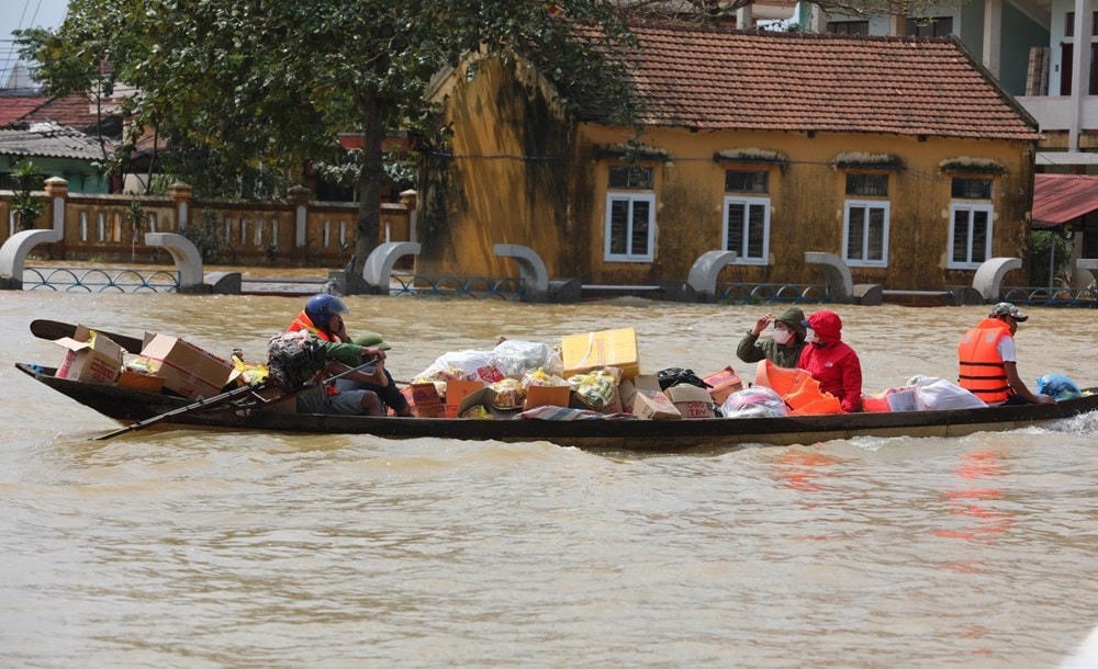 Các tổ chức thiện nguyện khắp cả nước chuyển hàng cứu trợ đến cho người dân vùng lũ tại huyện Lệ Thủy, tỉnh Quảng Bình. (Ảnh: TTXVN).