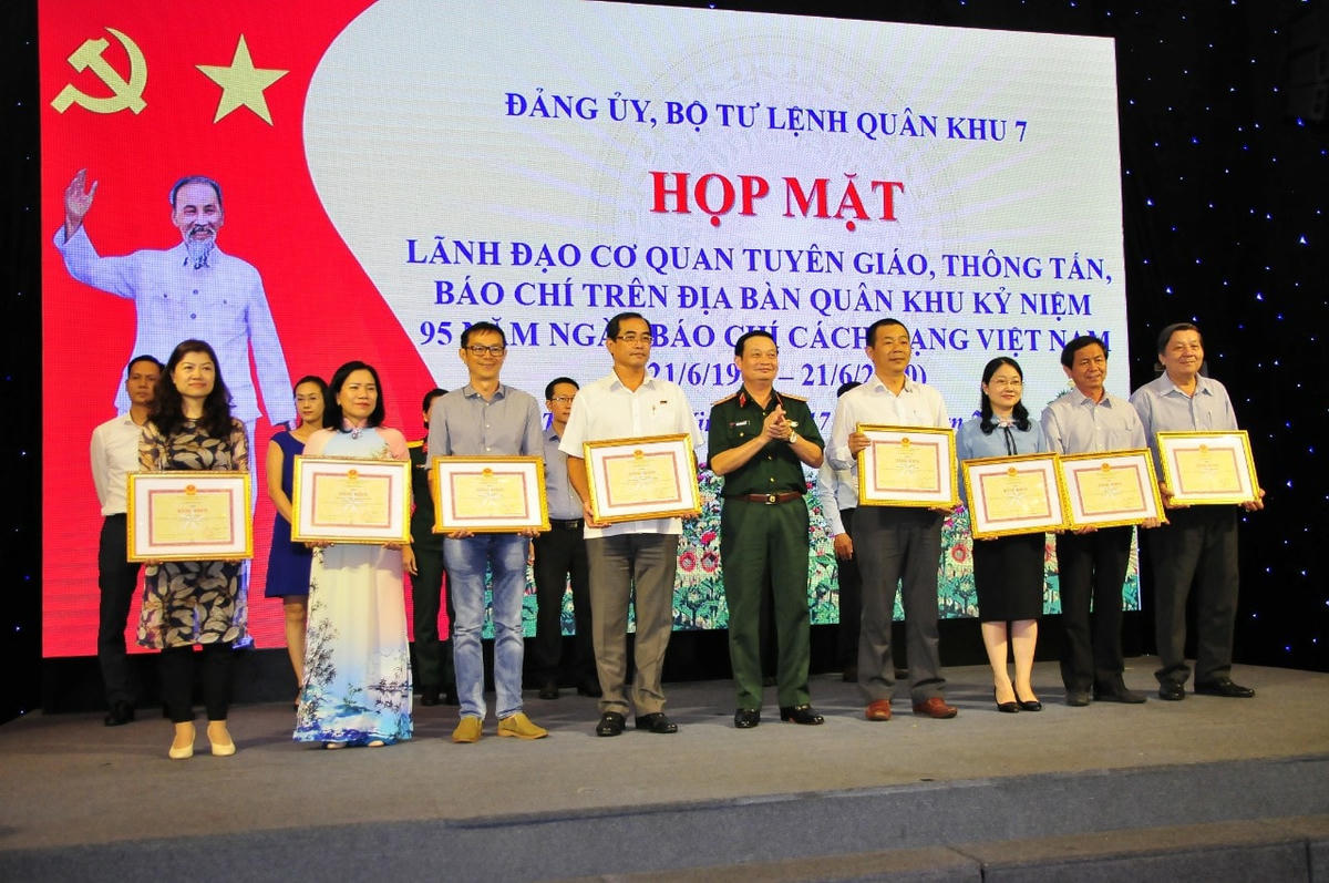 Các cơ quan báo đài trung ương và địa phương nhận khen thưởng của Quân khu 7 về thành tích xuất sắc trong hoạt động tuyên truyền về lực lượng vũ trang.