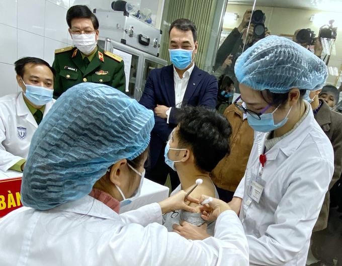 Người đầu tiên được tiêm thử nghiệm vaccine Covid-19 Nanocovax. Ảnh: Đình Anh.