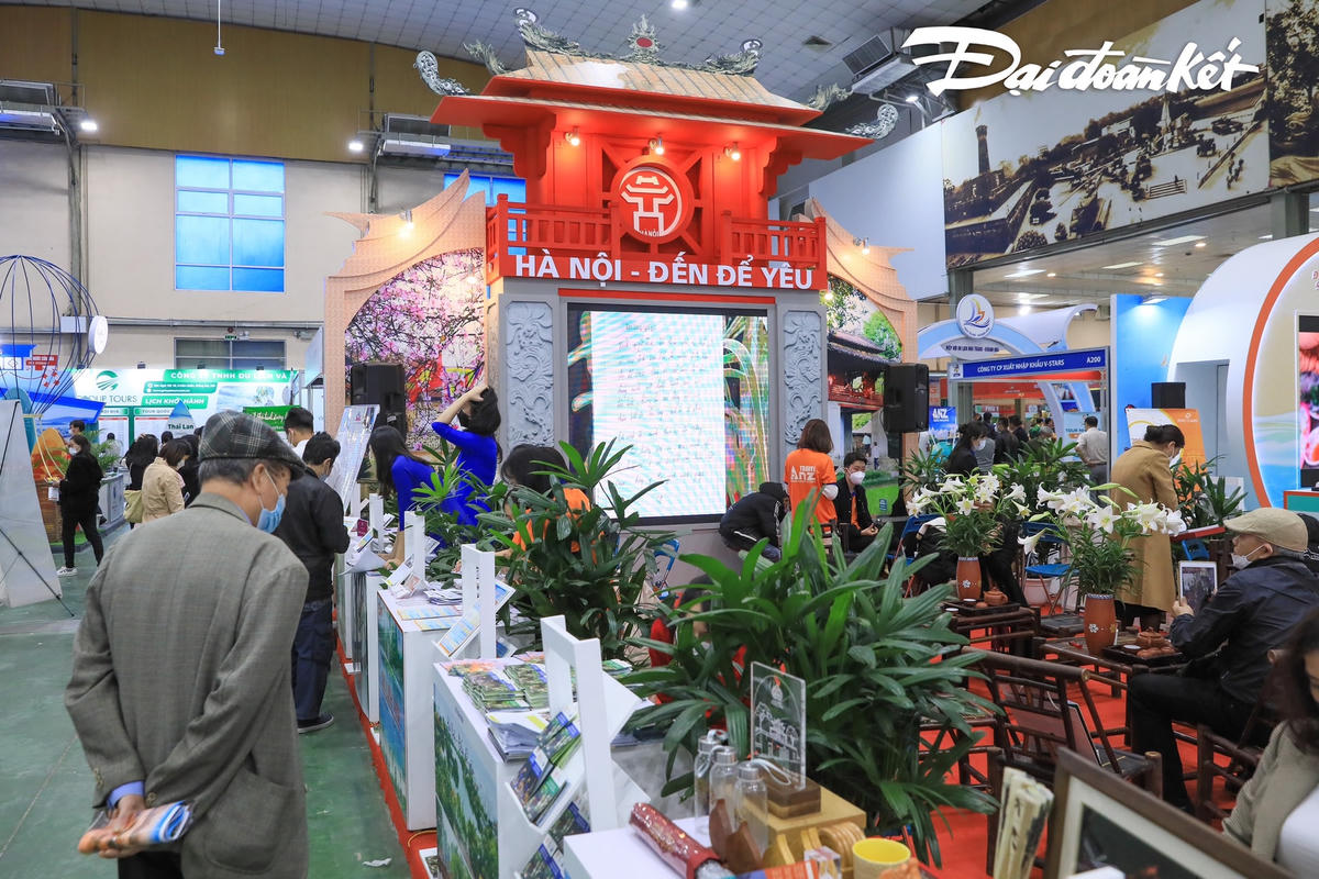 Người dân Thủ đô hào hứng đi săn tour du lịch