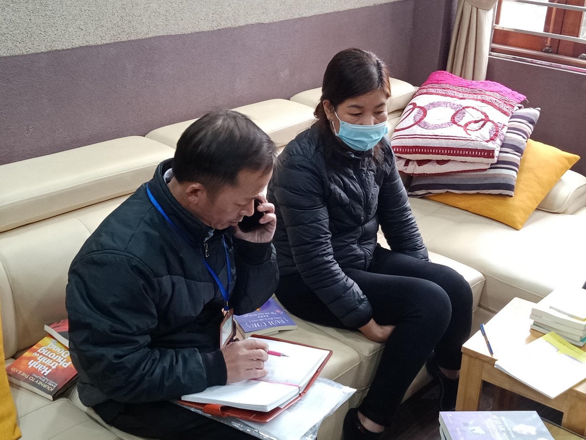 Bà Nguyễn Thị Khoái (bìa phải) không xuát trình được hóa đơn chứng từ khi lực lượng chức năng kiểm tra