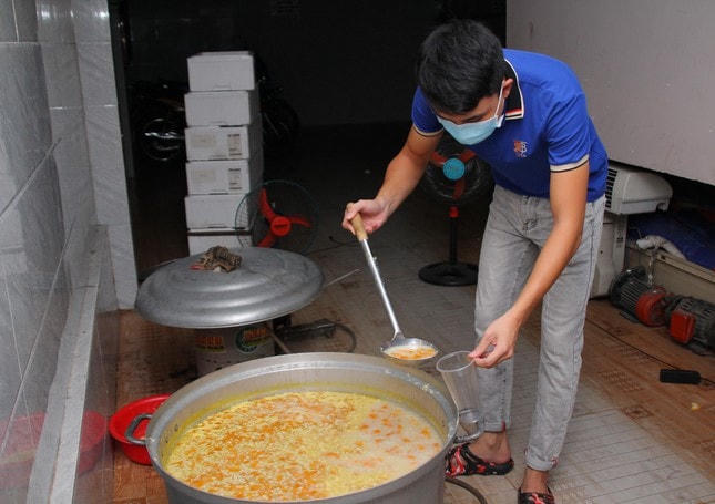 Mạnh thường quân hỗ trợ các bạn trẻ chuẩn bị những phần cháo chia sẻ với người nghèo ngoài phố.