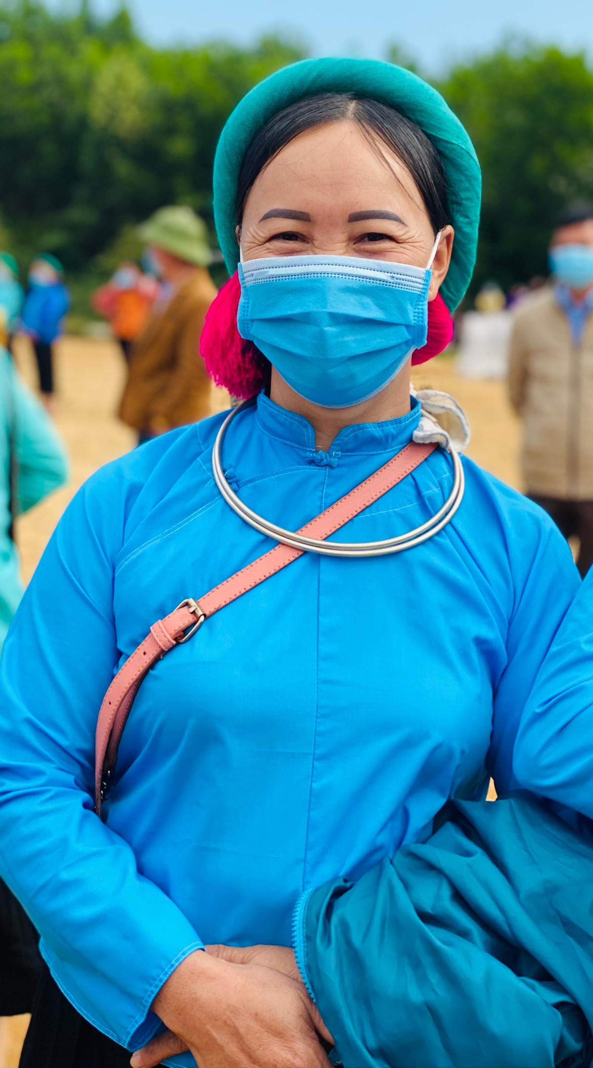 Phụ nữ dân tộc Sán Chỉ sống tại xã Hải Sơn trong trang phục truyền thống. 