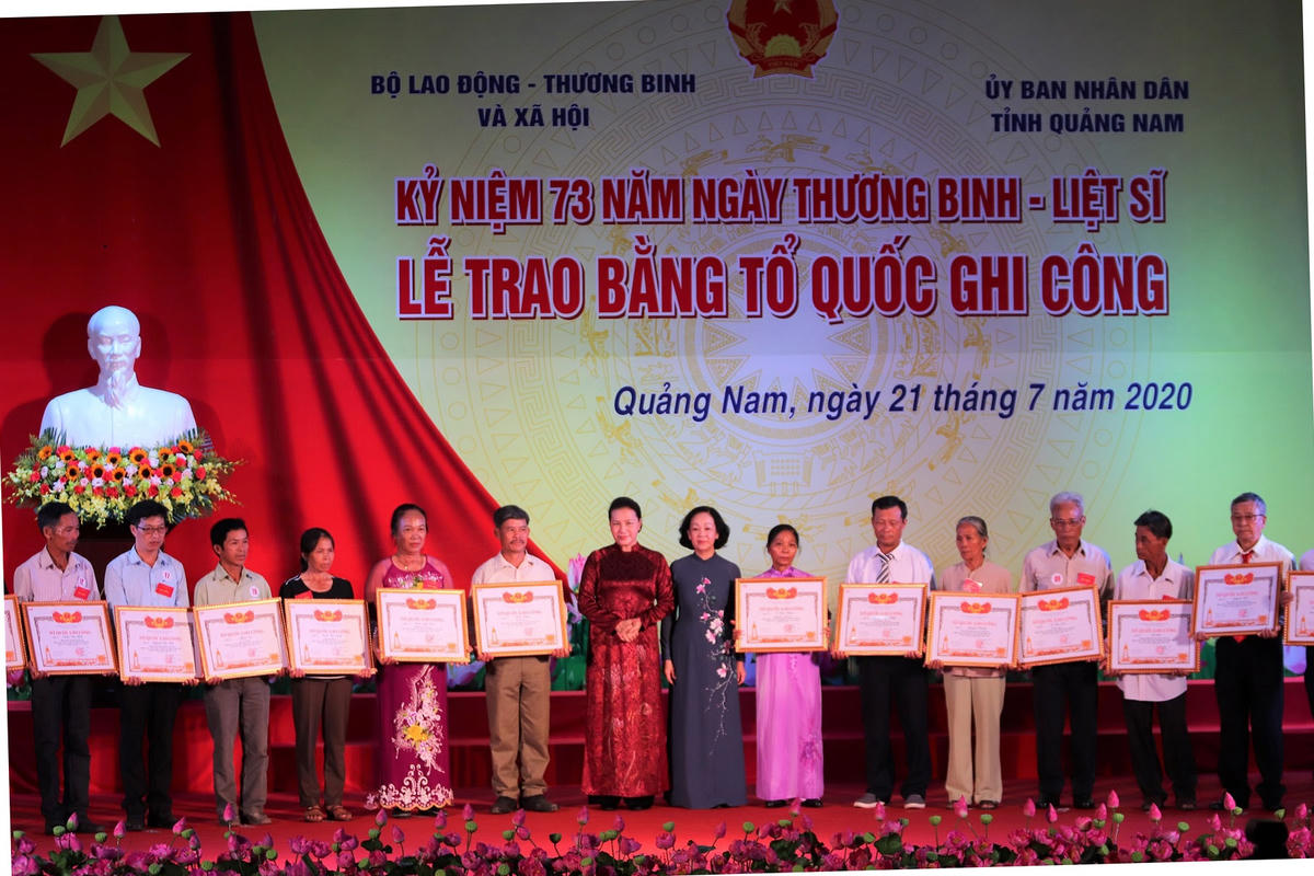 Chủ tịch Quốc hội Nguyễn Thị Kim Ngân, Trưởng ban Dân vận Trung ương Trương Thị Mai trao Bằng Tổ quốc ghi công cho thân nhân các gia đình liệt sĩ.