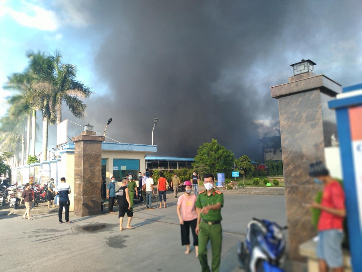 Lực lượng an ninh làm nhiệm vụ ngăn chặn người xâm nhập hiện trường.