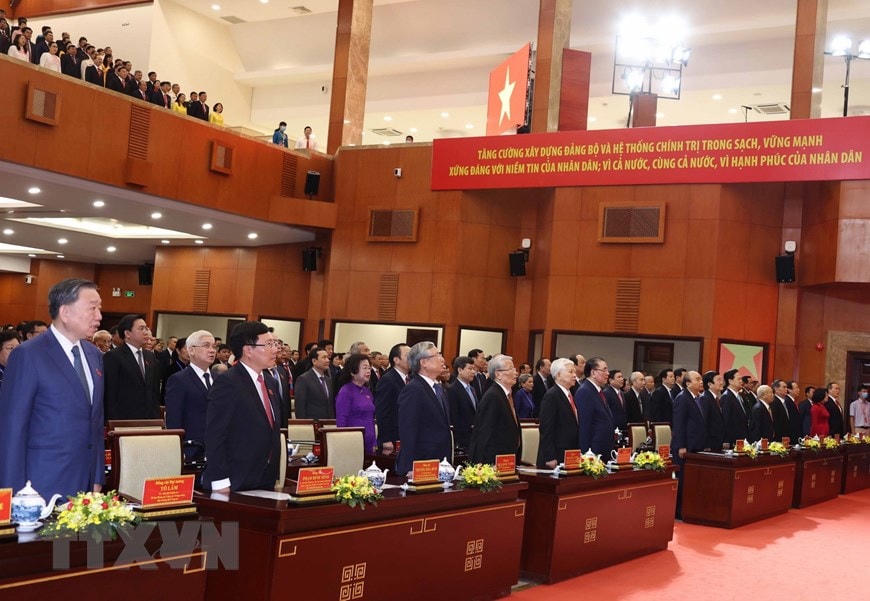 Thủ tướng Nguyễn Xuân Phúc, các đồng chí lãnh đạo, nguyên lãnh đạo Đảng, Nhà nước và các đại biểu thực hiện nghi thức chào cờ tại Đại hội. (Ảnh: TTXVN).
