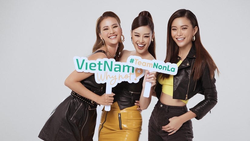 Đội Nón Lá gồm những người đẹp của gia đình Hoa hậu Hoàn vũ Việt Nam: Hoa hậu Khánh Vân, Á hậu Mâu Thủy và người đẹp Hương Ly. (Ảnh: Rin Trần/Vietnam+).