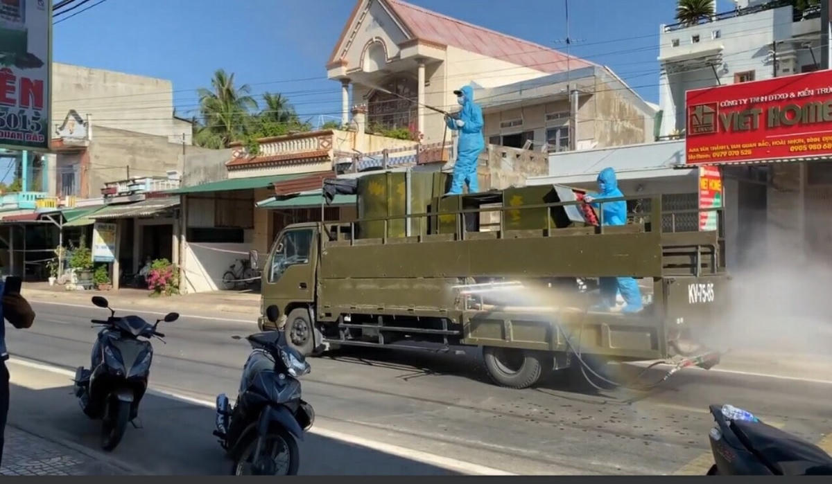 Phun khử khuẩn phòng, chống dịch Covid-19 tại thị xã Hoài Nhơn, Bình Định.