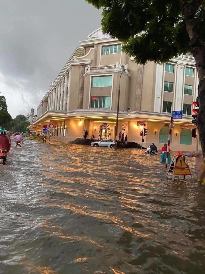Nước ngập tuyến đường ngay bên Hồ Gươm.