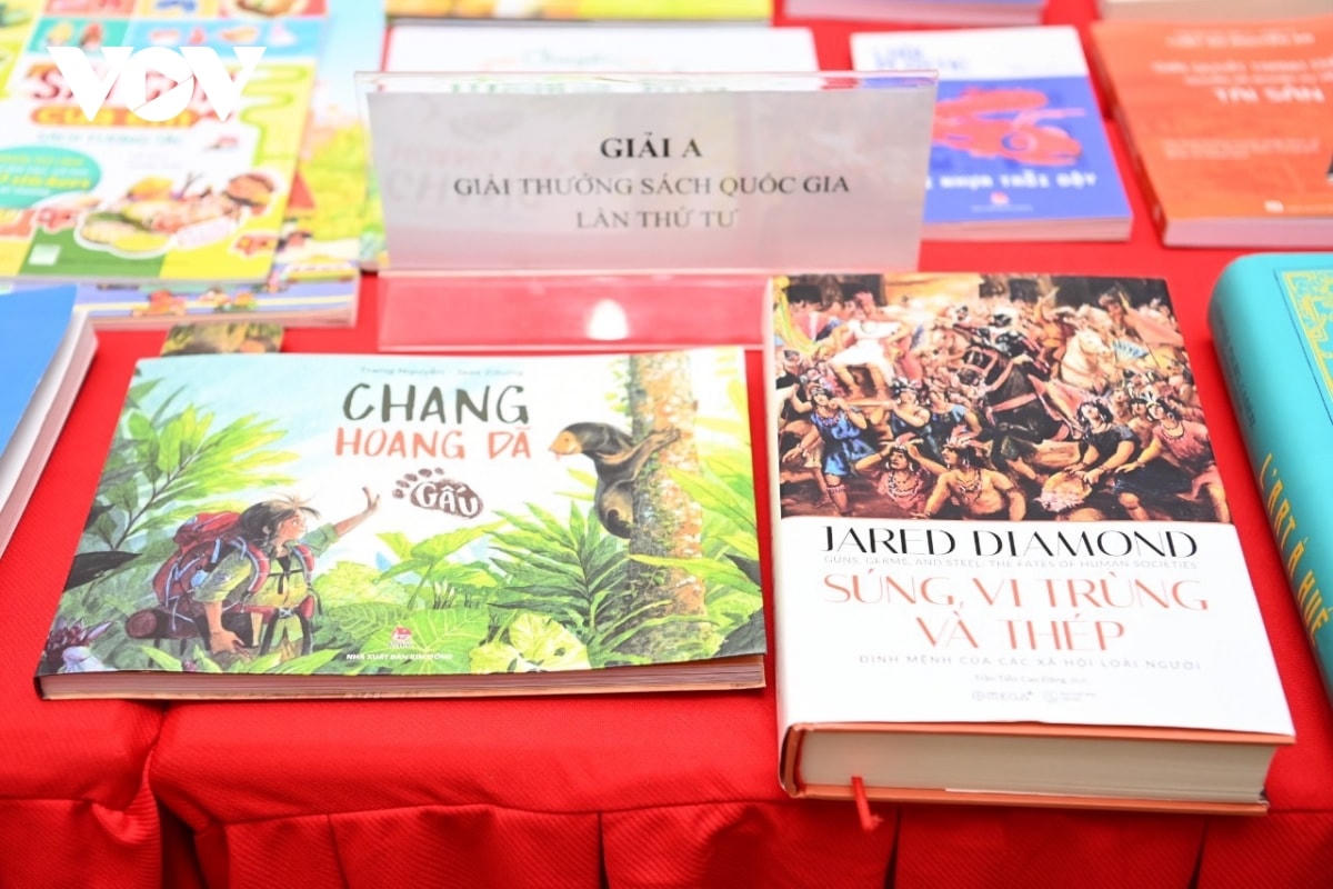 Hai cuốn sách được trao giải A.