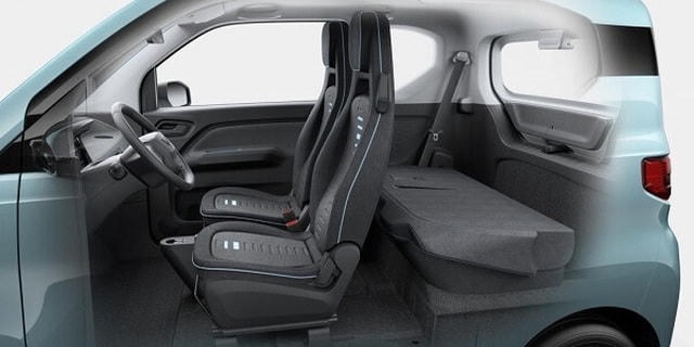 Dù nhỏ gọn, Hong Guang Mini EV có thể chở được 4 người, với 2 ghế sau có thể gập gọn lại khi cần.