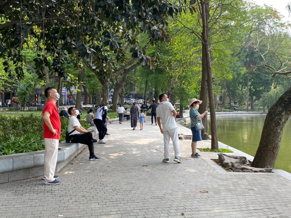 Khu vực Hồ Hoàn Kiếm nhiều người dân đi dạo, ngắm cảnh, đều thực hiện đeo khẩu trang. Ảnh: L.A..