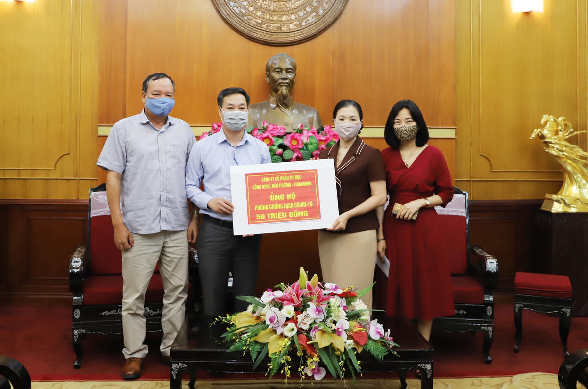 Phó Chủ tịch Trương Thị Ngọc Ánh tiếp nhận ủng hộ từ Công ty cổ phần tin học, công nghệ và môi trường – Vinacomin. Ảnh: Đức Thuận.