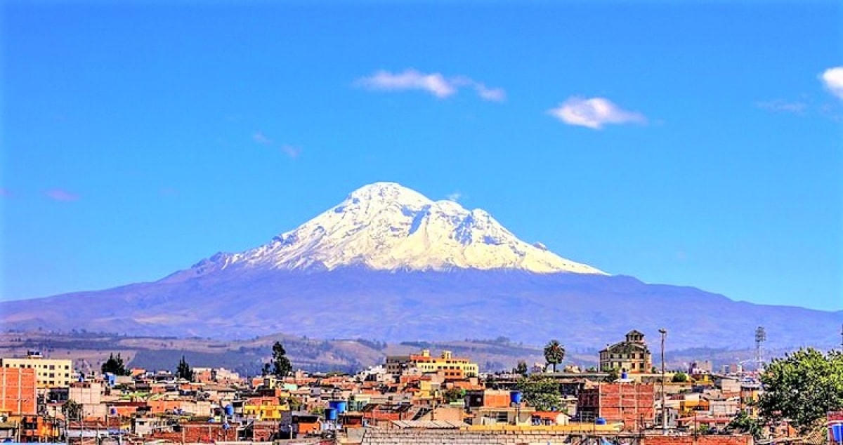 Điểm xa tâm Trái Đất nhất: Chimborazo là một ngọn núi lửa không hoạt động cao 6.384,4 km trên dãy Andes, cũng là ngọn núi cao nhất ở Ecuador. Đỉnh của nó được bao phủ hoàn toàn bởi các sông băng. Mặc dù đỉnh Everest cao hơn Chimborazo 2.585 m, đỉnh Chimborazo vẫn là điểm xa nhất từ trung tâm Trái Đất.