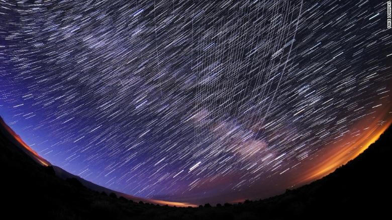 Bầu trời tràn ngập vệ tinh Starlink tại Mexico. Ảnh: CNN.