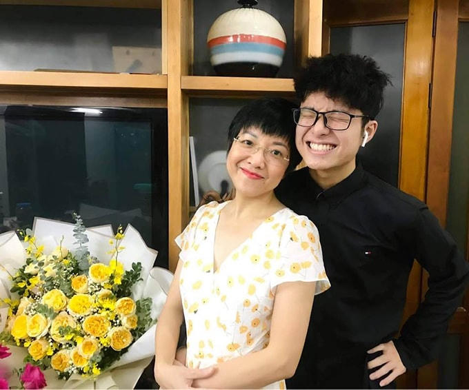 Con trai Công Lý bảnh bao, làm mặt nhí nhố khi chúc mừng sinh nhật mẹ Thảo Vân.