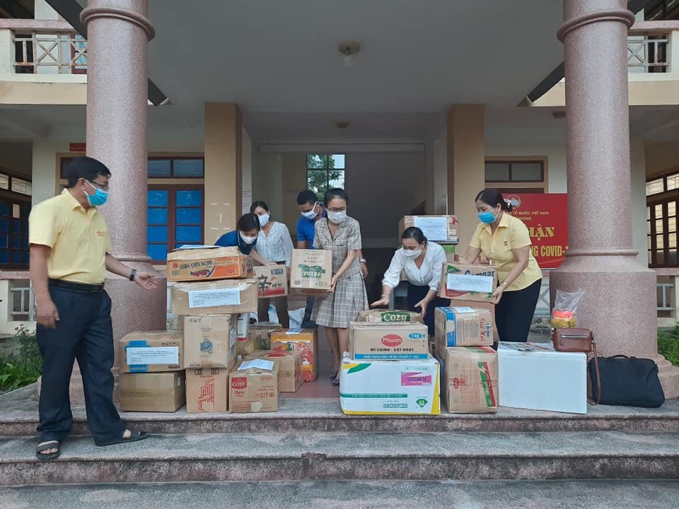 Thực phẩm, nhu yêu phẩm của nhân dân huyện miền núi Quế Phong gửi tặng nhân dân thành phố mang tên Bác.