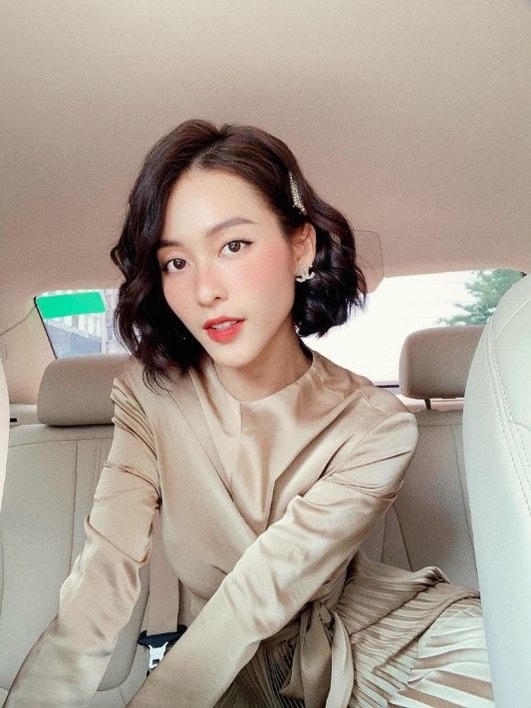 Với tính cách nhân vật Tuệ Nhi, Khả Ngân ưu tiên diện những bộ trang phục kín đáo, đơn giản.