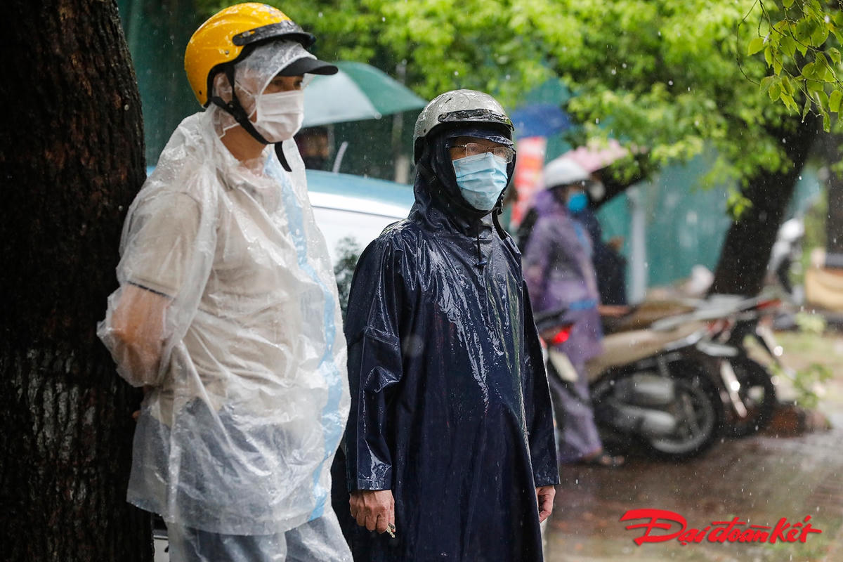 [ẢNH] Phụ huynh dầm mưa cùng thí sinh ngày thi cuối vào lớp 10