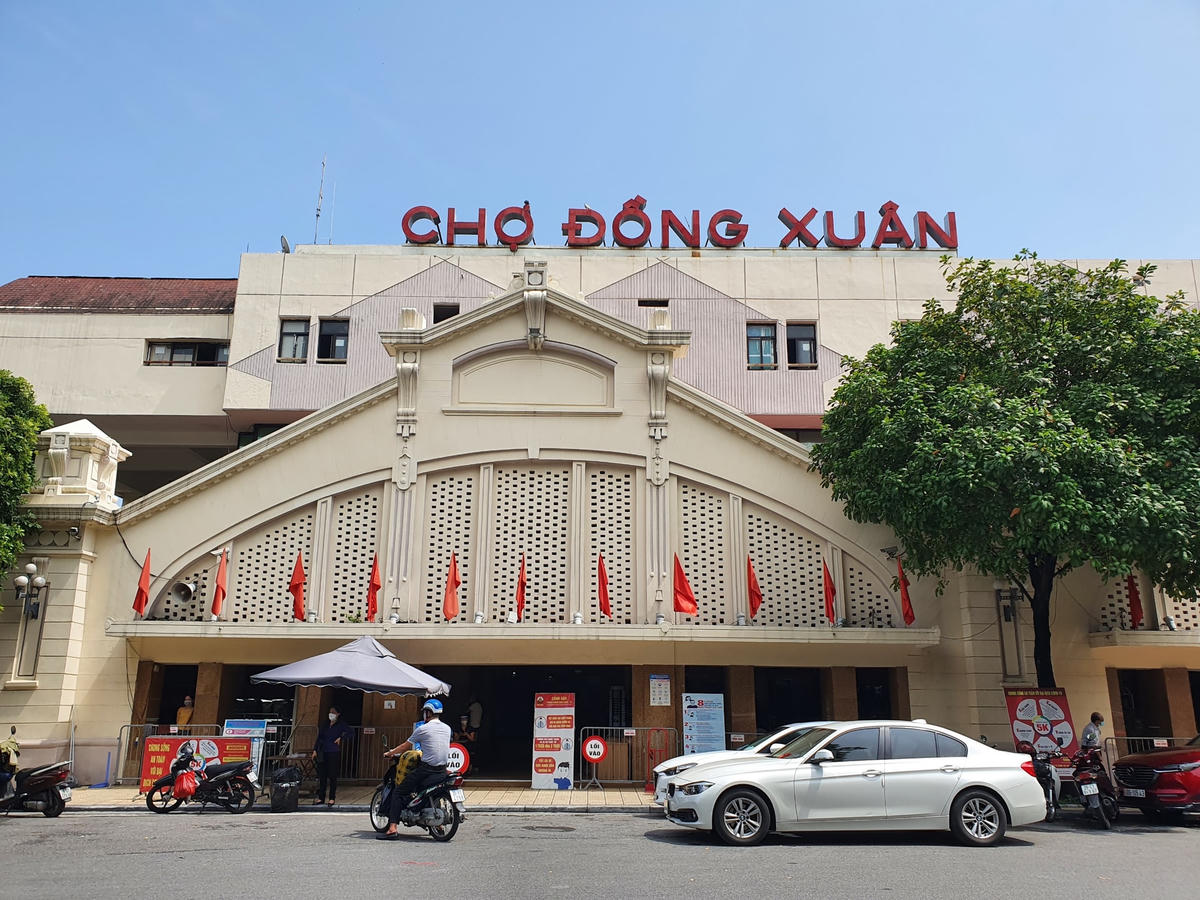 Từ ngày 21/9/2021, UBND TP Hà Nội điều chỉnh việc thực hiện các biện pháp phòng, chống dịch bệnh Covid-19 trong tình hình mới theo Chỉ thị 22. Theo đó, nhiều hoạt động, trong đó có hoạt động cung ứng hàng hóa, dịch vụ thiết yếu như chợ dân sinh được phép hoạt động trở lại.