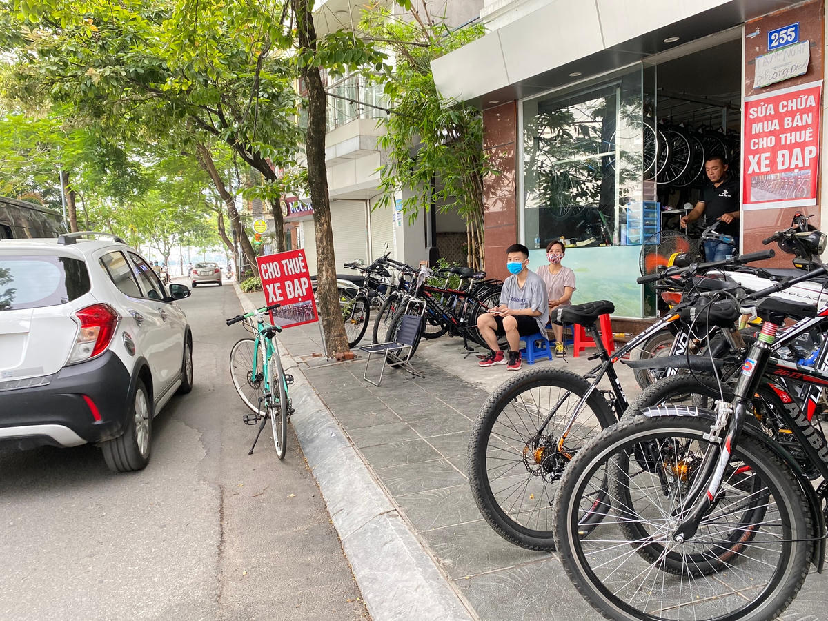 Các cơ sở cho thuê xe những ngày này bắt đầu nhộn nhịp trở lại. Ảnh: Lan Anh. 