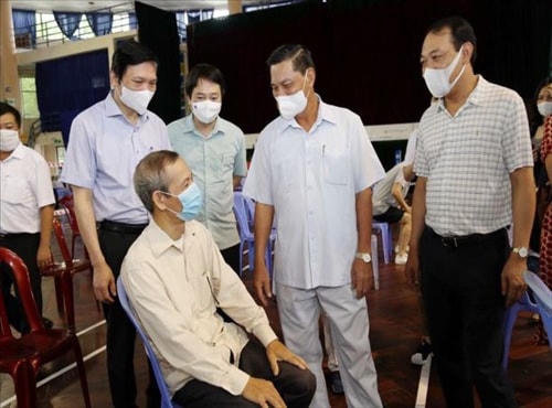 Chủ tịch UBND TP Hải Phòng thăm hỏi, động viên người dân tiêm chủng vaccine phòng chống Covid-19.