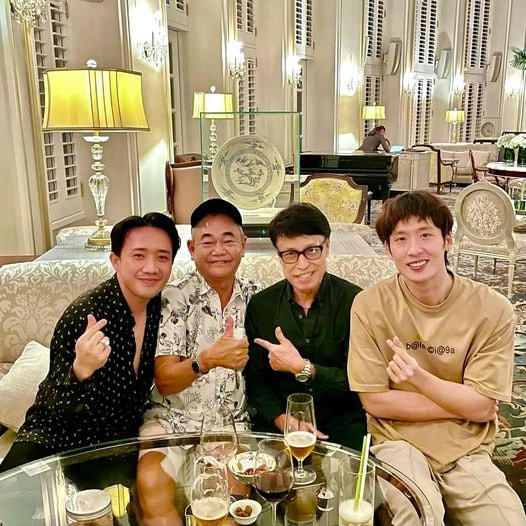 "2 bố con" Trấn Thành và Tuấn Trần có buổi gặp gỡ với NSND Việt Anh và danh ca Tuấn Ngọc. Theo lời Trấn Thành, đây là 2 người đàn ông mà anh ngưỡng mộ nhất.