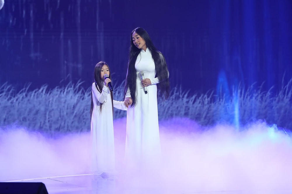 Hai mẹ con ca sĩ Đoan Trang sẽ trình diễn ca khúc "Hôm nay mẹ trực đêm" trong chương trình.