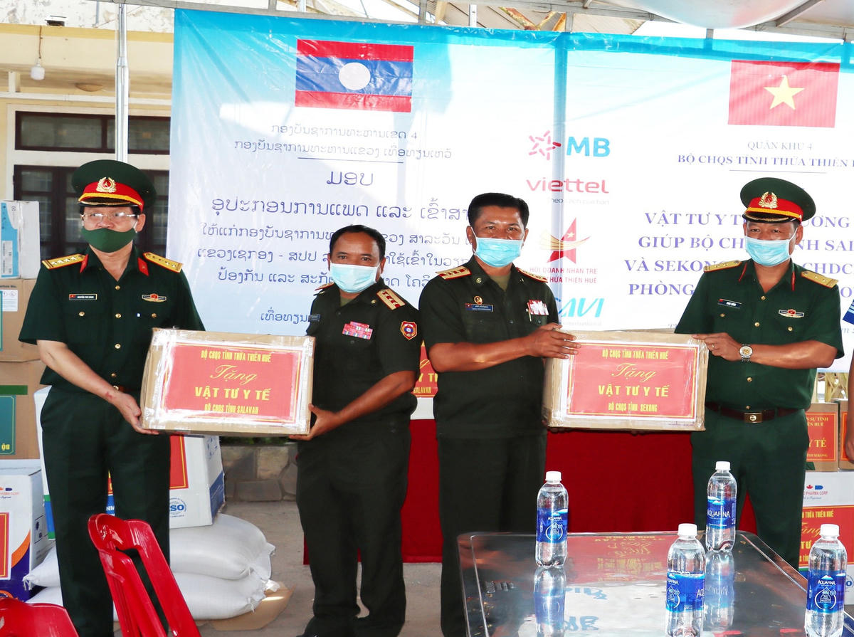 Đại diện lãnh đạo Bộ Chỉ huy Quân sự tỉnh Thừa Thiên - Huế trao tặng trang thiết bị y tế phòng, chống dịch Covid-19 cho Bộ Chỉ huy Quân sự tỉnh Salavan và Sekong.