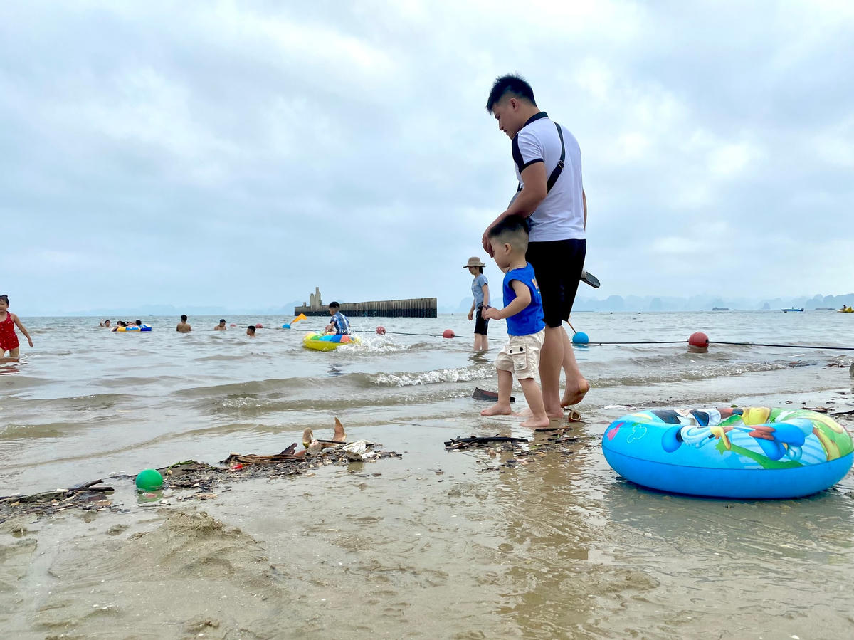 [Ảnh] Du khách 'vỡ mộng' vì biển Bãi Cháy ngập rác