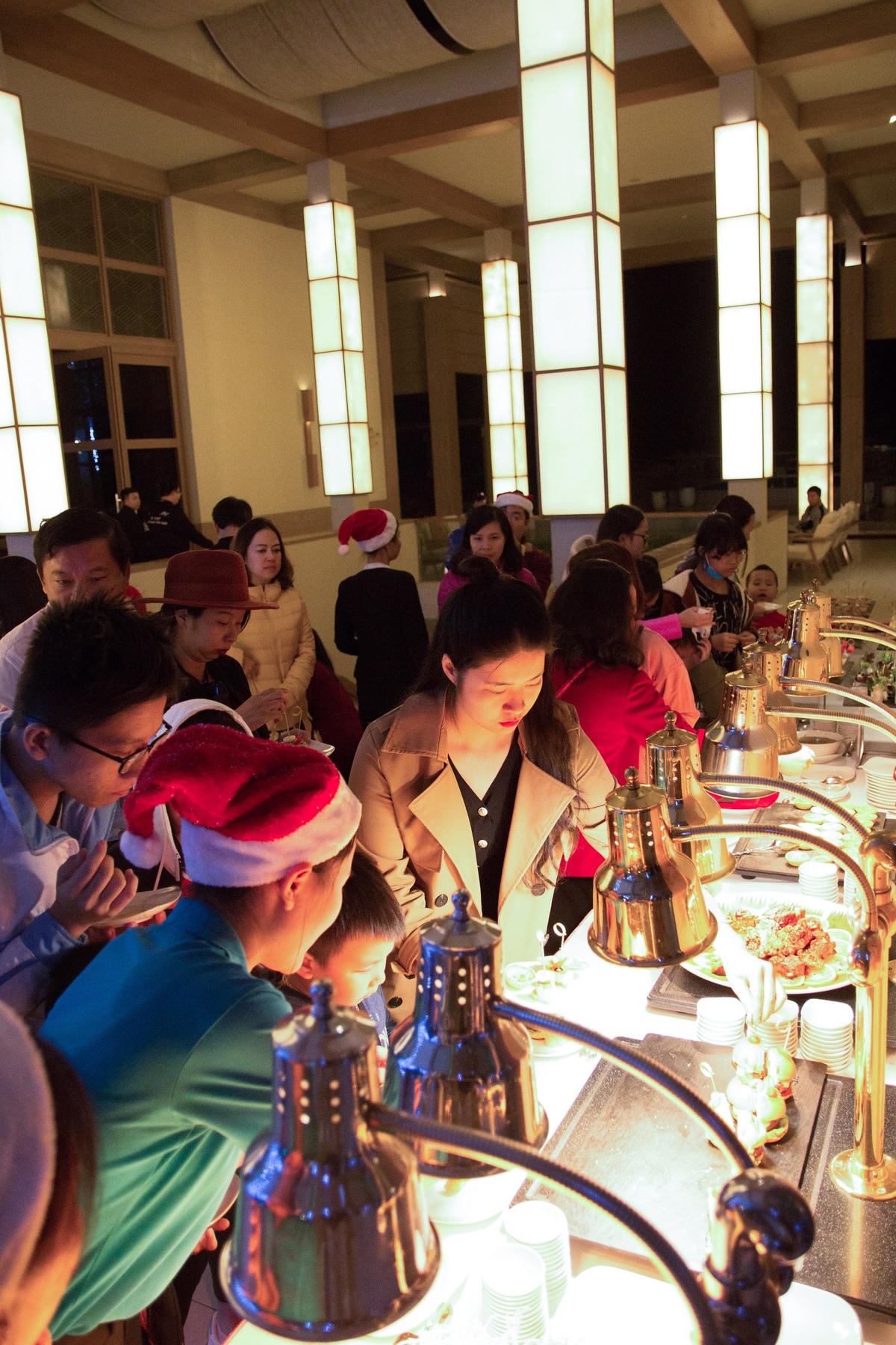 Tiệc buffet với những món ăn đặc trưng dịp Giáng sinh từ các quốc gia  trên thế giới.