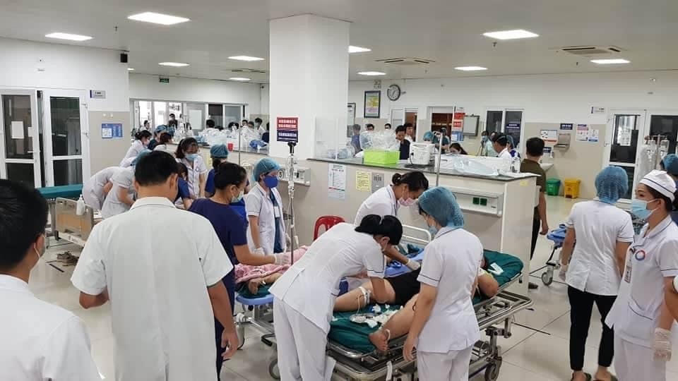 Các bác sĩ đang tích cực điều trị cho những người bị thương.