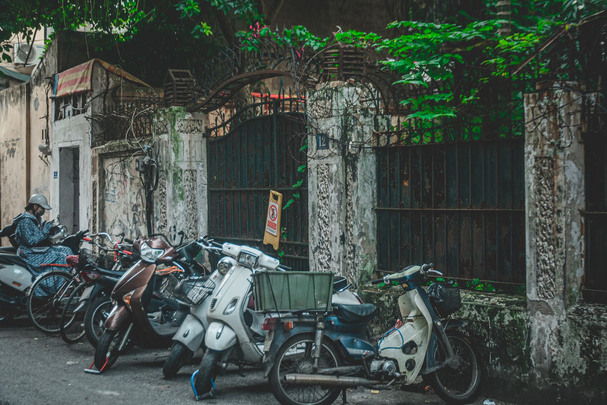 Trước cổng căn biệt thự người dân chiếm dụng làm nơi để xe.
