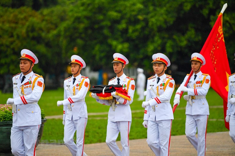 Lá quốc kỳ có dải băng tang sẽ được treo trong suốt 2 ngày, 14 và 15/8 để tưởng nhớ Nguyên Tổng bí thư Lê Khả Phiêu. (Ảnh: Minh Sơn/Vietnam+).