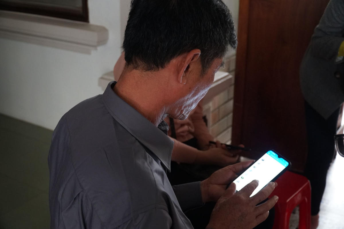 Ông Nguyễn Cảnh Anh giữ chặt chiếc điện thoại bên mình, bởi trong đó có những dòng tin nhắn cuối cùng của người con trai trước lúc hi sinh.