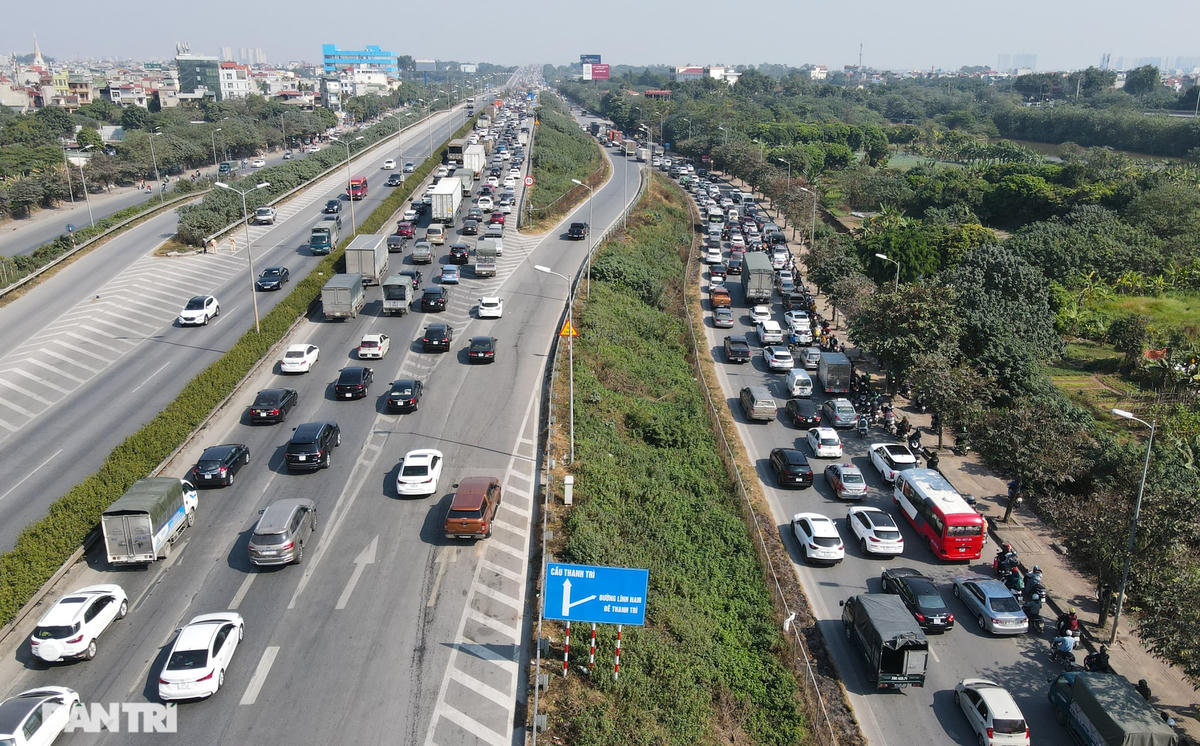 Đến 11h trưa 1/1, tình trạng ùn tắc vẫn không hề giảm. Thậm chí tại tuyến đường vành đai 3 dưới thấp đoạn nút giao đường Lĩnh Nam, dòng phương tiện ô tô, xe máy đan xen nhau đến "nghẹt thở".  