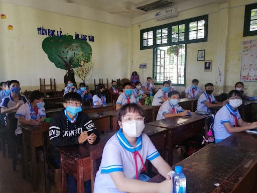 Buổi học đầu tiên của các em tiểu học tại TP Quy Nhơn. 