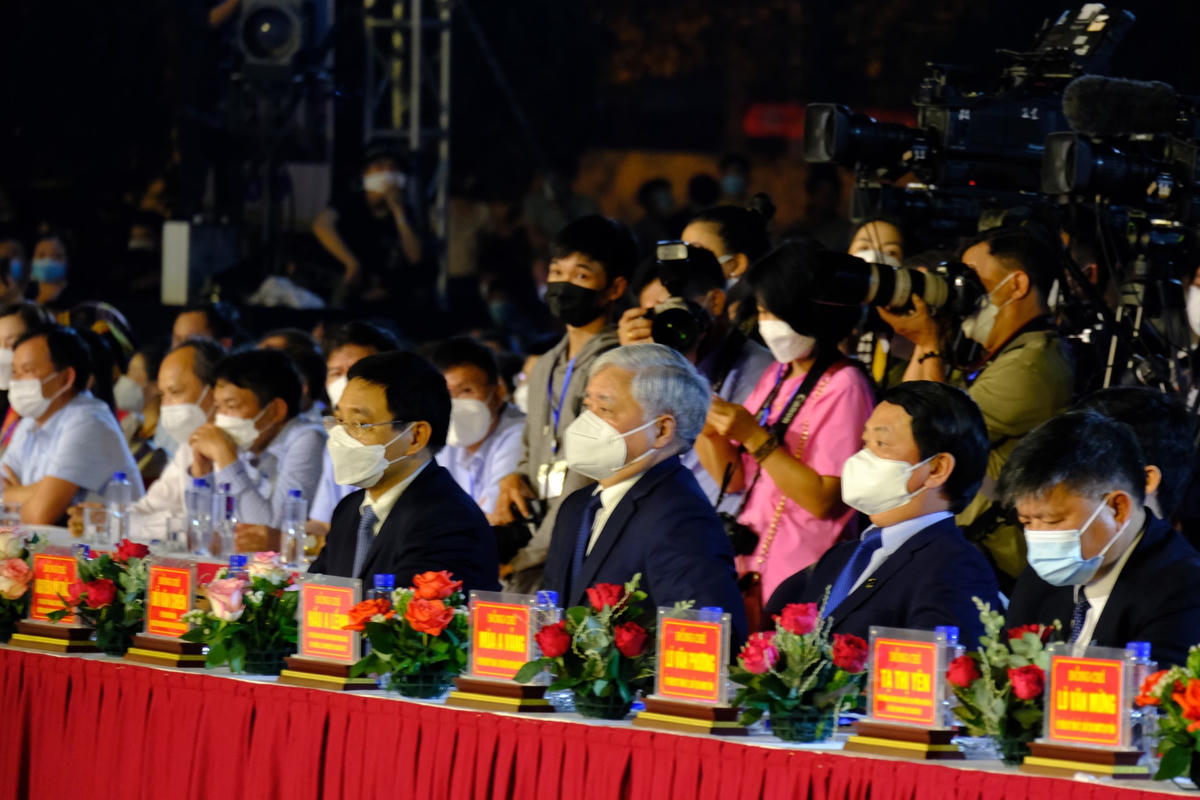 Chủ tịch Ủy ban Trung ương Mặt trận Tổ quốc Việt Nam Đỗ Văn Chiến cùng các đại biểu tham dự buổi Lễ. Ảnh: Xuân Tư.