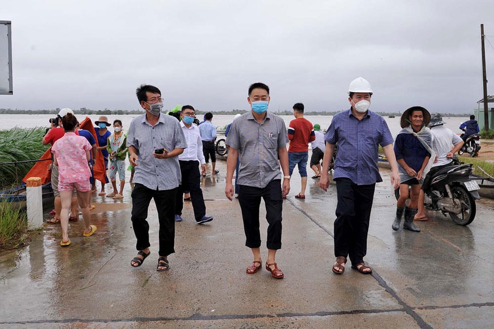 Lãnh đạo tỉnh Phú Yên, cùng đoàn công tác kiểm tra tại một số điểm bị lũ lụt.