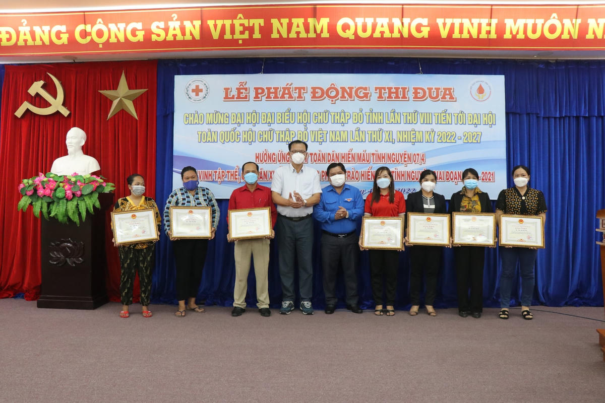Ban chỉ đạo vận động hiến máu tình nguyện tỉnh Bạc Liêu tôn vinh những tập thể, cá nhân có thành tích xuất sắc trong phong trào hiến máu tình nguyện năm 200-2021.