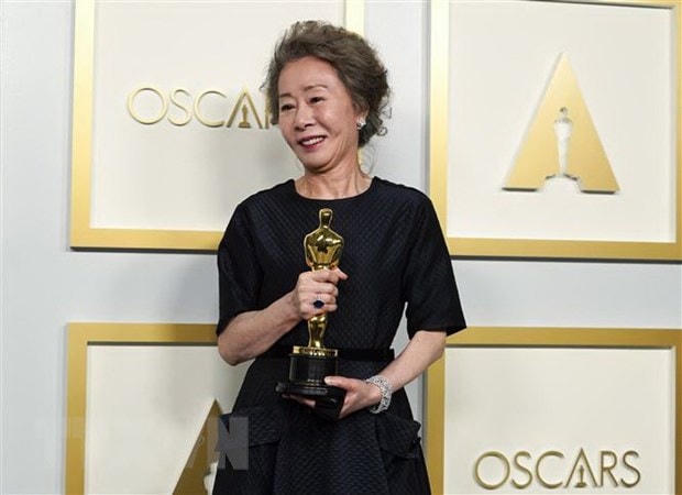 Nữ diễn viên Youn Yuh Jung nhận giải thưởng Oscar dành cho Nữ diễn viên phụ xuất sắc nhất tại Los Angeles, Mỹ, ngày 25/4/2021. (Ảnh: AFP/TTXVN).