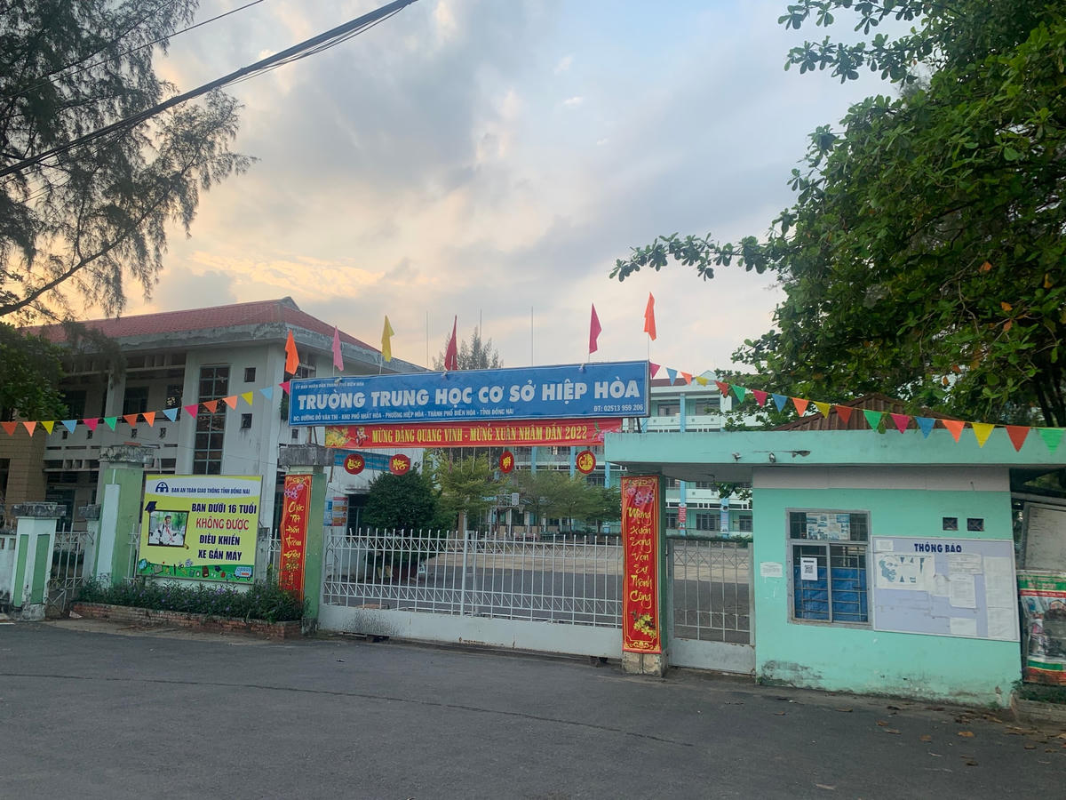 Trường THCS Hiệp Hòa (TP Biên Hòa) đóng cửa chuyển sang học online sau 2 tuần học sinh học trực tiếp. (Ảnh: Mạnh Thìn).