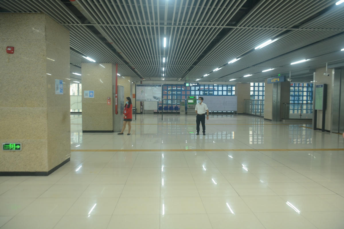 Tuy nhiên, lượng khách sử dụng tàu vào thời điểm 7h sáng khá vắng vẻ, lác đác vài hành khách.