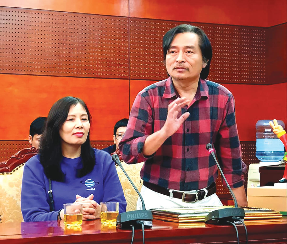 Họa sĩ Ngô Xuân Khôi (người đứng).