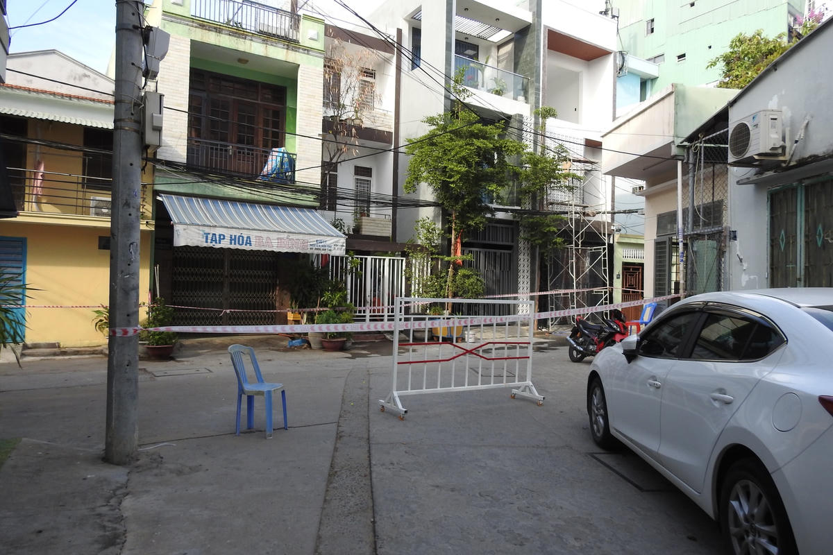 Một khu vực dân cư của Đà Nẵng được phong tỏa  vào sáng 16/7. Ảnh Thanh Tùng.