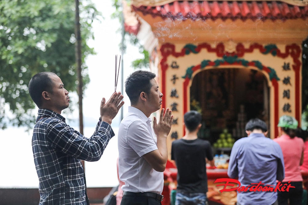 Nhiều người đi lễ đã cố tình phớt lờ những quy định do Ban quản lý Phủ Tây Hồ đề ra về phòng chống dịch.