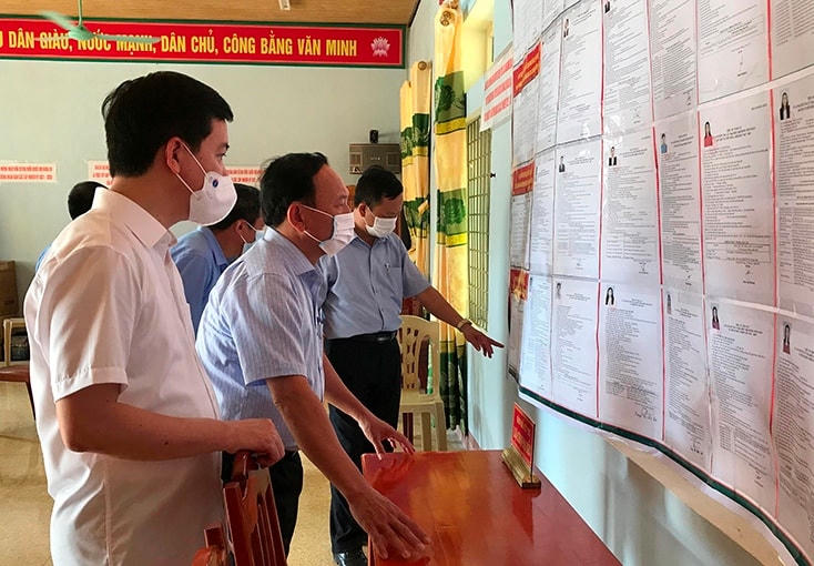 Kiểm tra việc niêm yết danh sách các ứng cử viên tại thôn Thuận Tiến, xã Thuận Hóa.