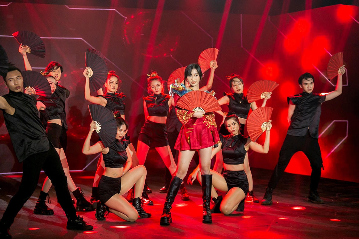 Han Sara gây chú ý với bộ trang phục độc đáo trên sân khấu.