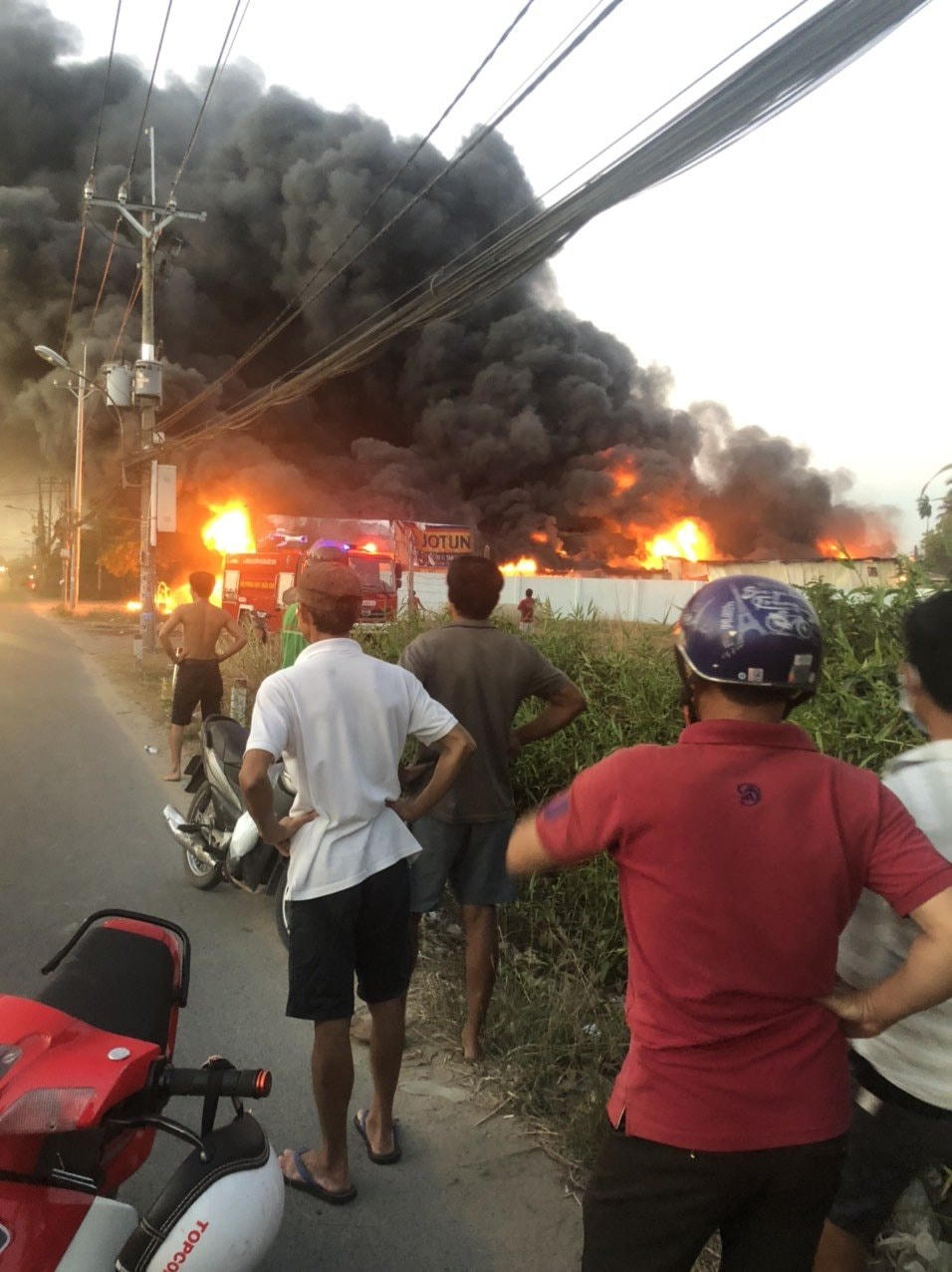 Lửa bốc cháy giữ dội, người dân bất lực đừng nhình - Ảnh: TL