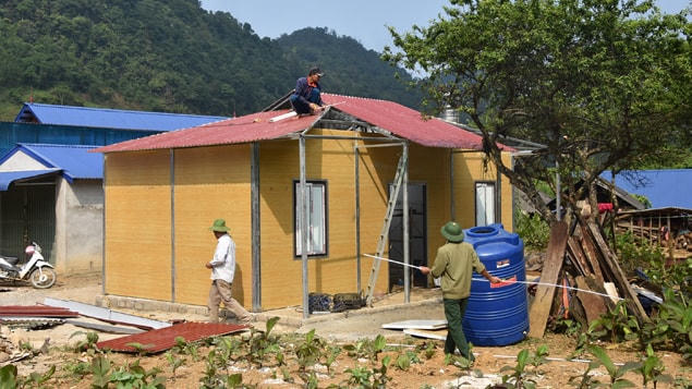 Người dân góp ngày công hoàn thiện ngôi nhàĐại đoàn kết tại xã Hang Kia (Mai Châu, Hòa Bình).